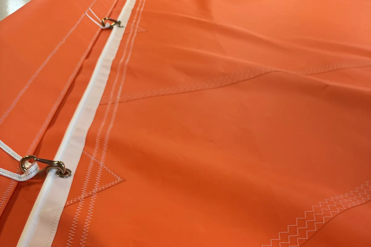 Detail van een dacron zeil met het merkteken van Hagoort Sails