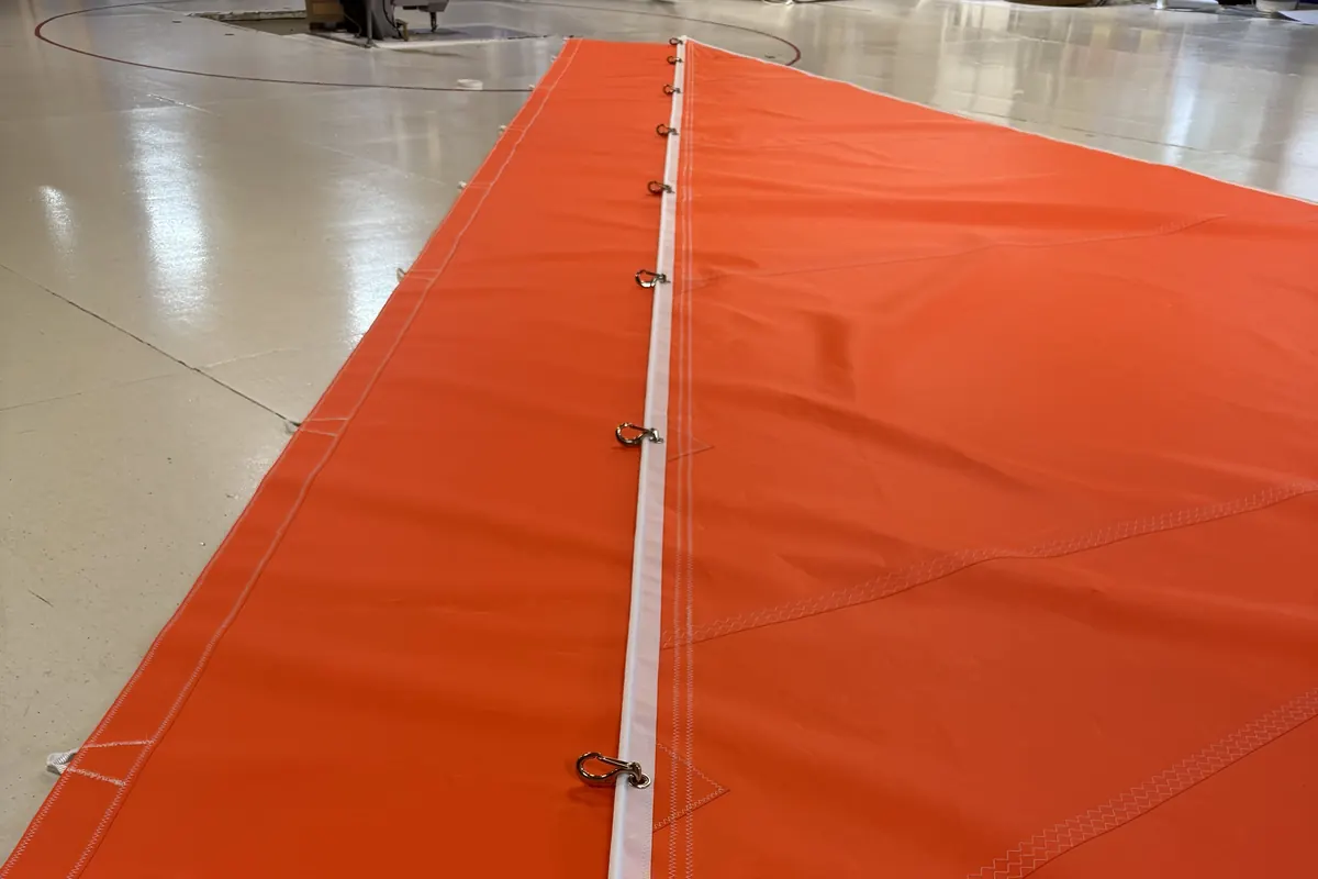 Een oranje stormfok ligt klaar in de loft