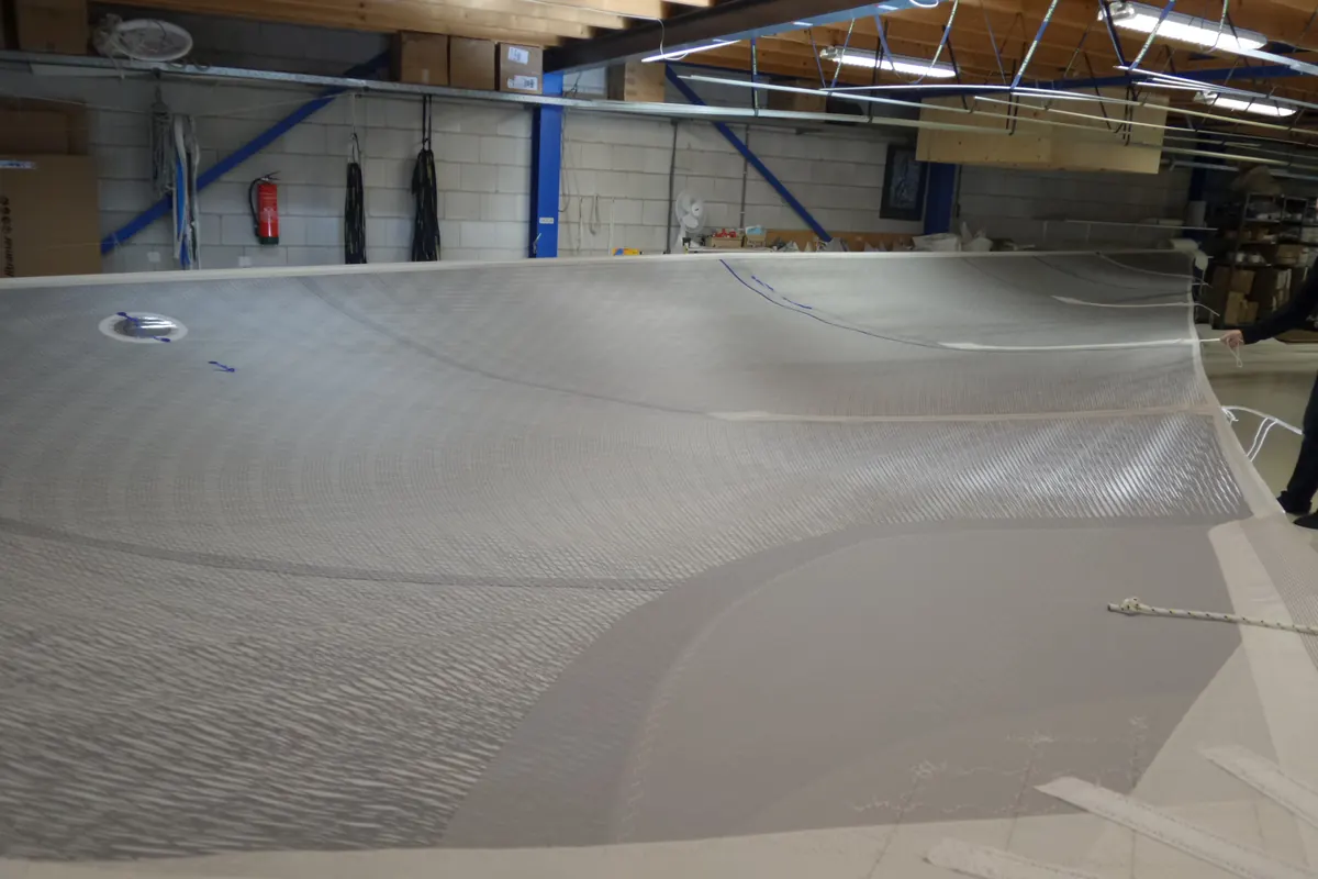 Een zeil ligt uitgespreid in de loft voor controle